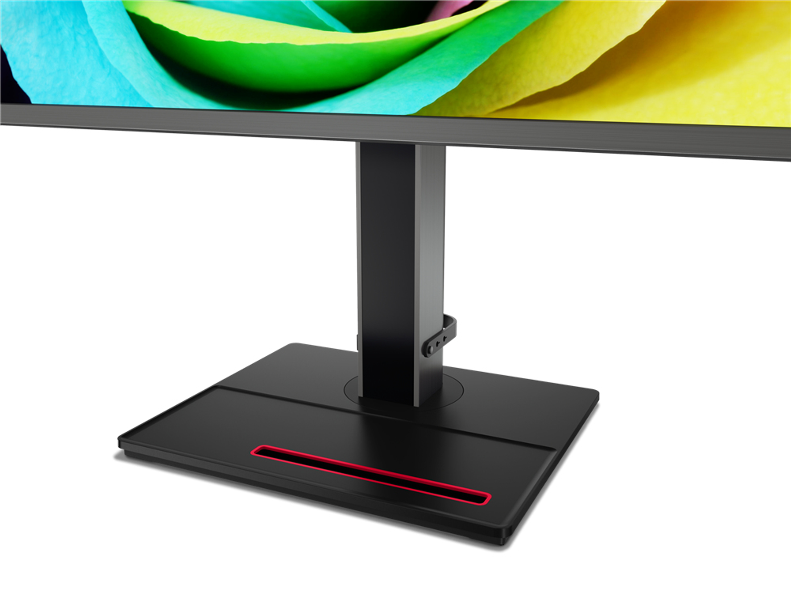 Primer plano de un soporte de monitor negro con un detalle de línea roja en la base.