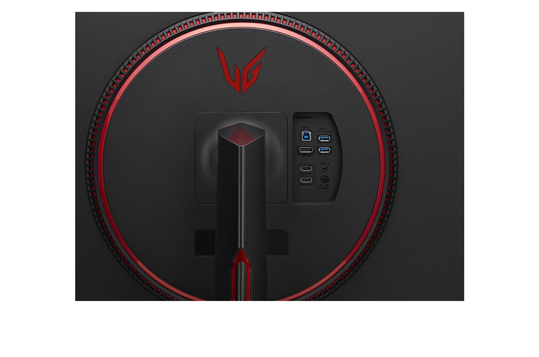Vista trasera de un monitor LG negro con detalles rojos. Los puertos son visibles en la parte trasera.