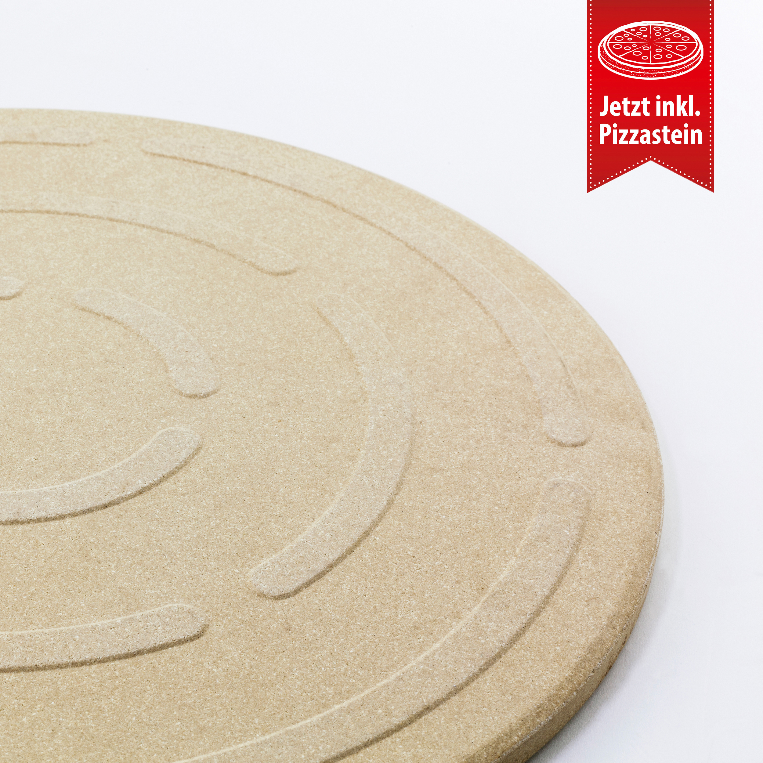 Una pietra per pizza con scanalature circolari e uno striscione con scritto 'Jetzt inkl. Pizzastein'.