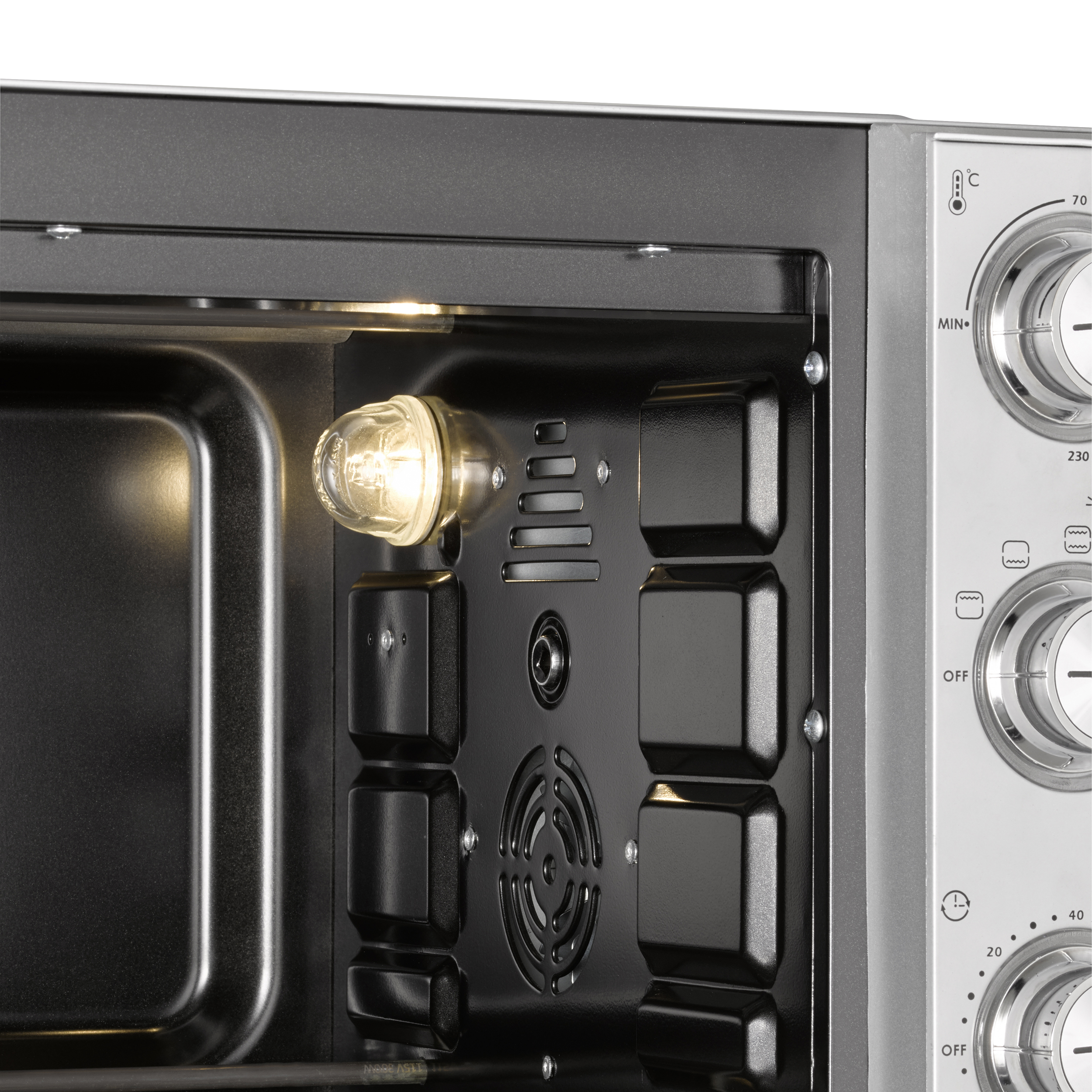 Interno di un forno, con luce accesa. Il pannello laterale ha quadranti e una ventola.