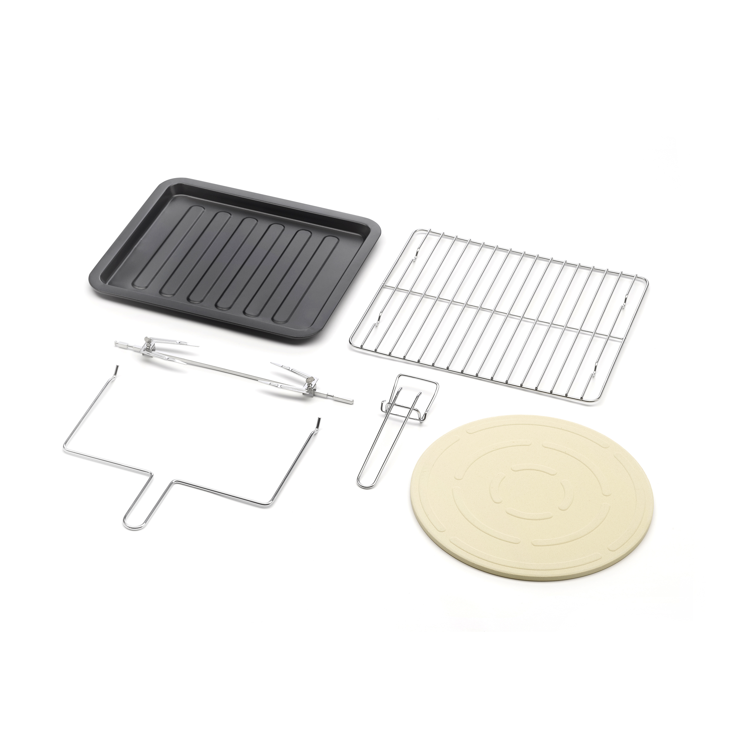 Una collezione di accessori per forno tra cui una teglia, una griglia e una pietra per pizza su bianco.
