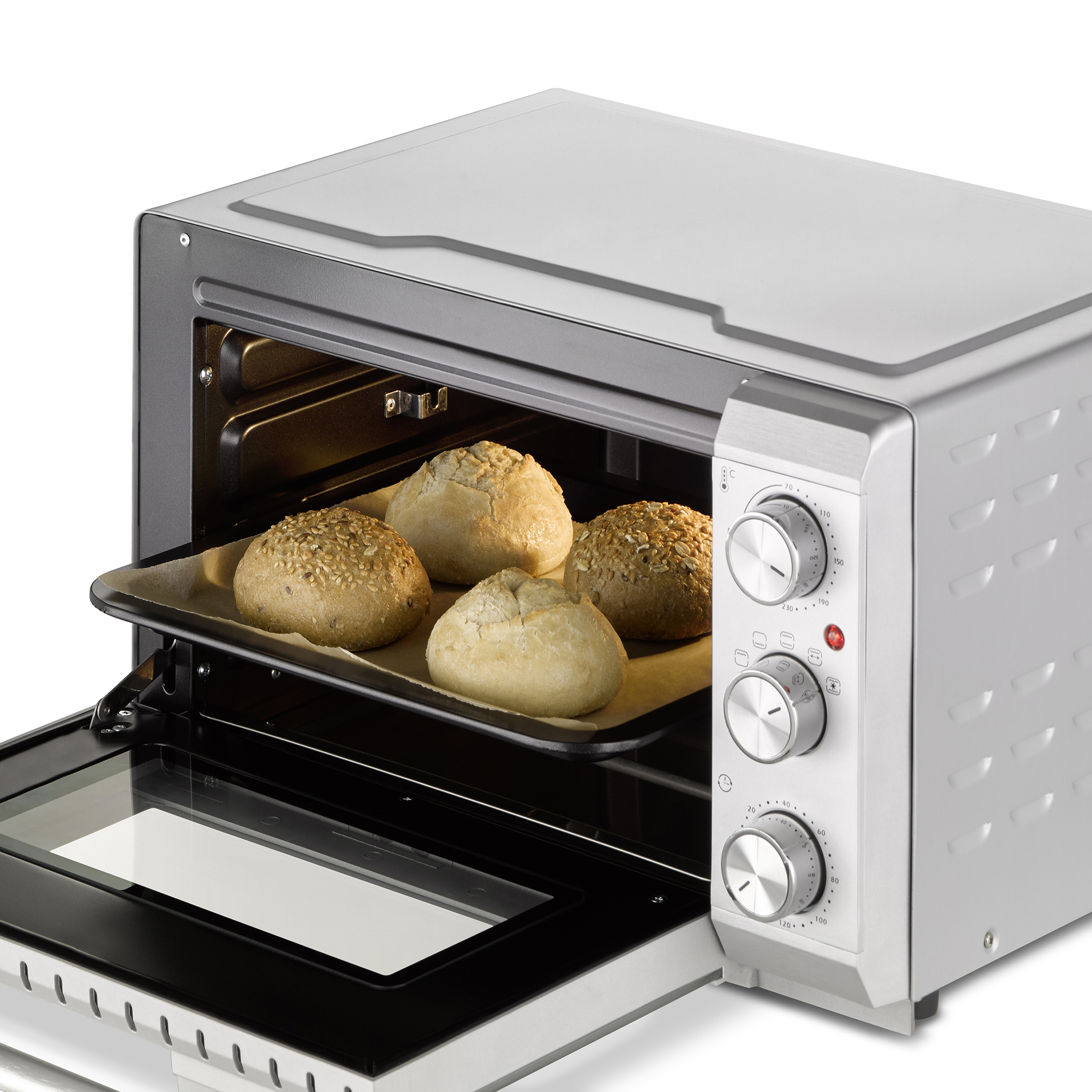 Un forno con la porta aperta. All'interno ci sono quattro panini su un vassoio. Il forno è argentato.