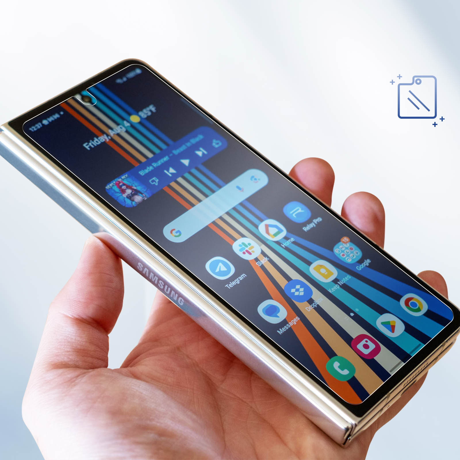 Eine Hand hält ein gefaltetes Telefon mit Displayschutz. Der Bildschirm zeigt eine farbenfrohe Oberfläche.