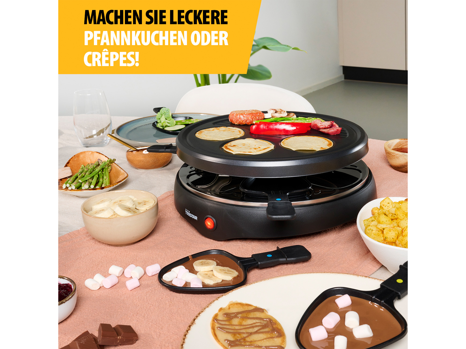 Eine Person, die Pfannkuchen auf einem Raclette-Grill mit verschiedenen Zutaten, einschließlich Obst und Gemüse, zubereitet.