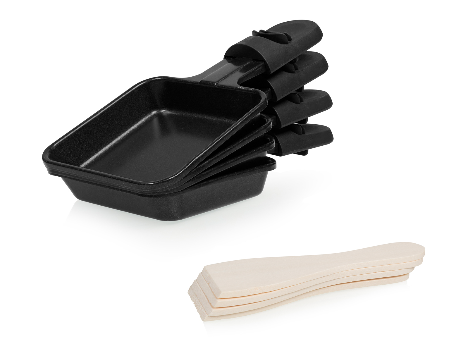 Stapel schwarzer Raclette-Pfannen mit Griffen und Holzspateln auf weißem Hintergrund.