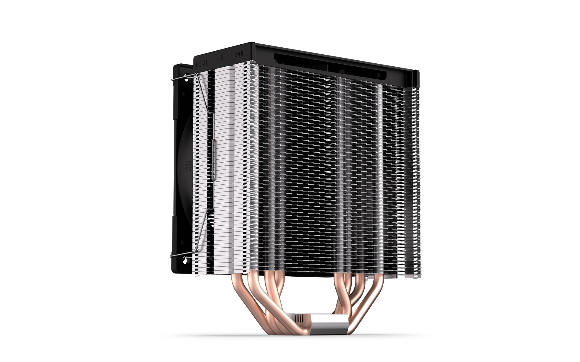 Chłodnica procesora z wieloma rurkami cieplnymi i żeberkami. Jest na białym tle.
