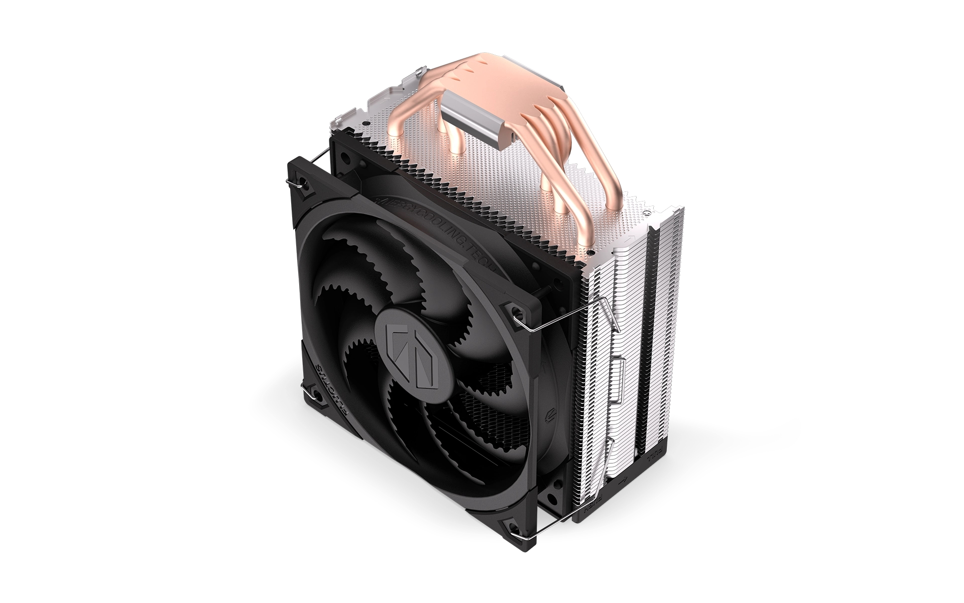 Chłodnica procesora komputera z wentylatorem i miedzianymi rurkami. Znajduje się na białym tle.