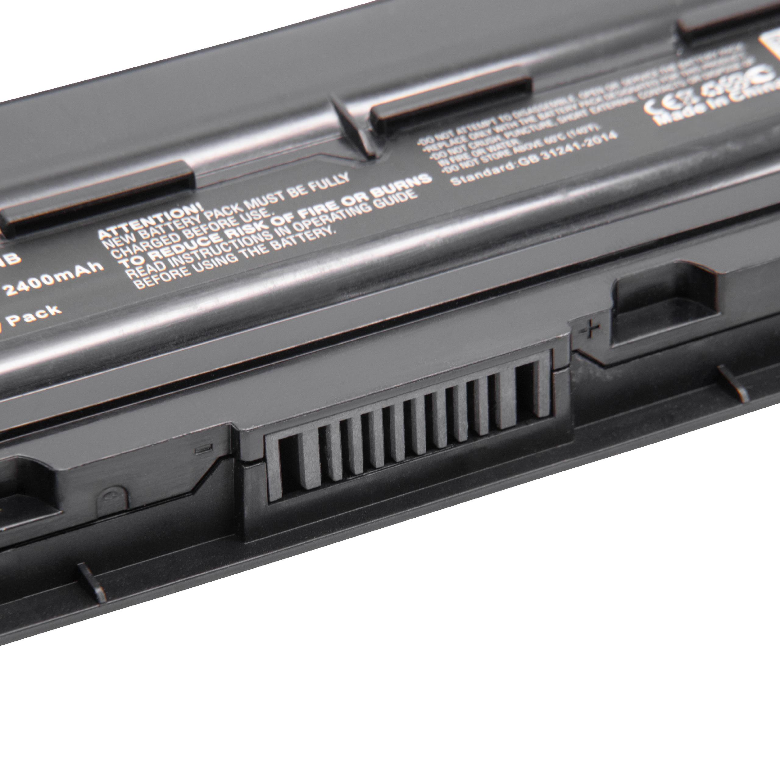Eine schwarze Laptop-Batterie mit Warnhinweisen, Nahaufnahme der Batterieseite.