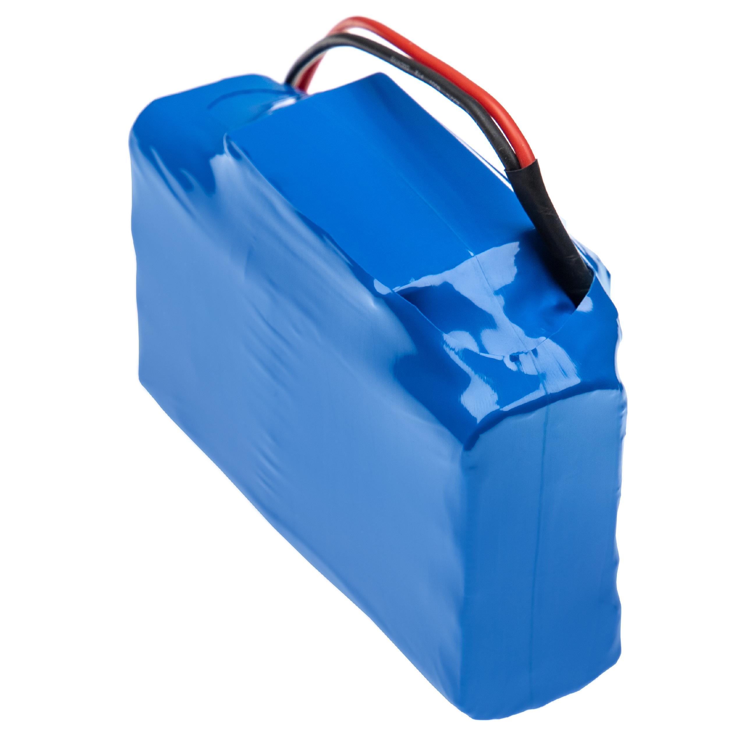 Ein blauer Akku, der in Kunststoff eingewickelt ist, mit roten und schwarzen Drähten, die sich oben erstrecken.