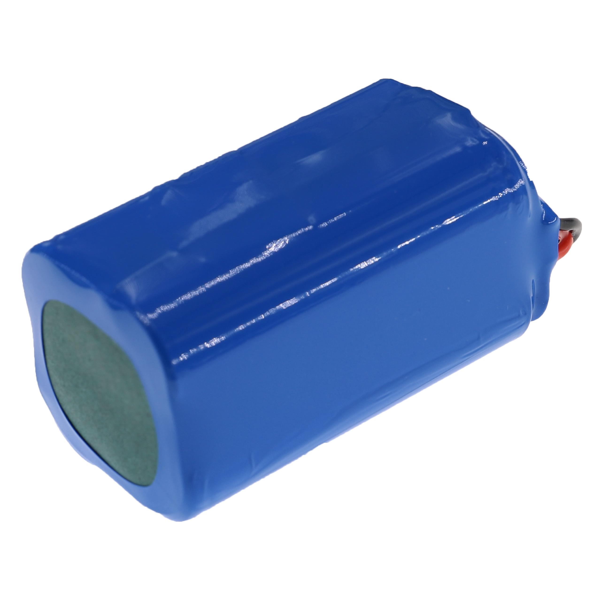 Blau verpackte Batterie mit zylindrischer Form auf weißem Hintergrund.