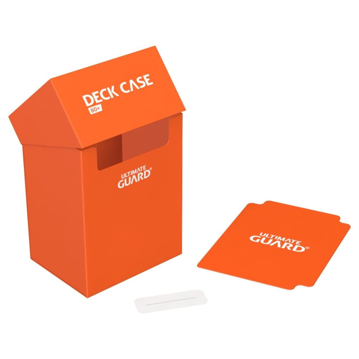 Una custodia per mazzo arancione con etichetta bianca e una carta, su sfondo bianco.