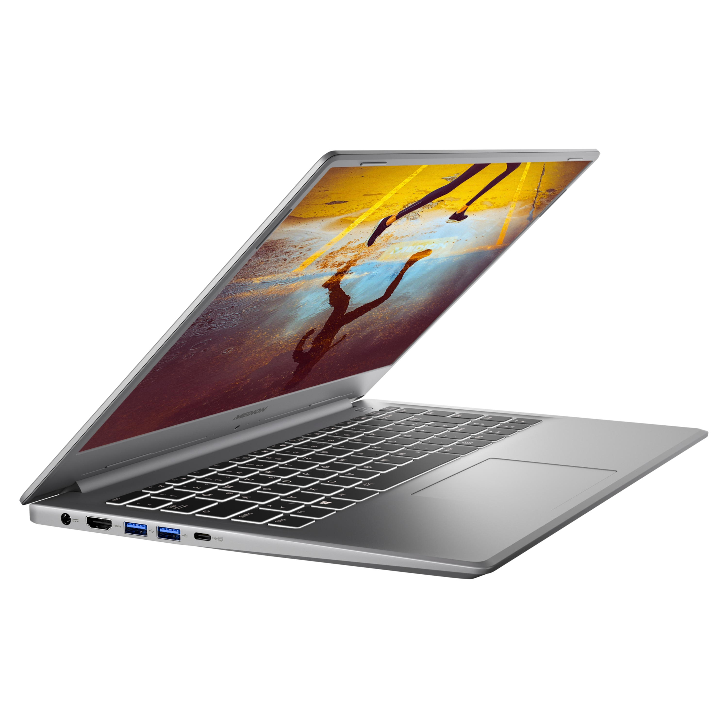 Ein silberner Laptop mit geöffnetem Bildschirm, der eine Reflexion auf gelber Oberfläche zeigt.