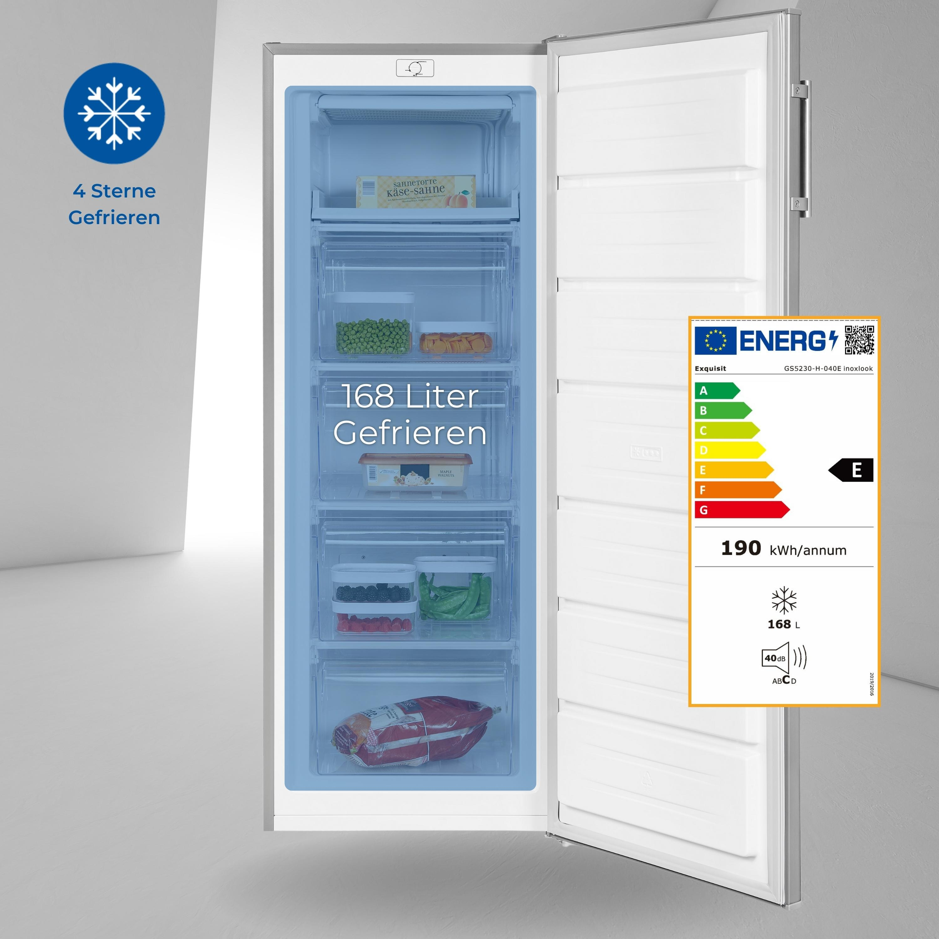 Geöffneter Gefrierschrank mit gefrorenen Lebensmitteln in Schubladen sichtbar. Energieetikett rechts.