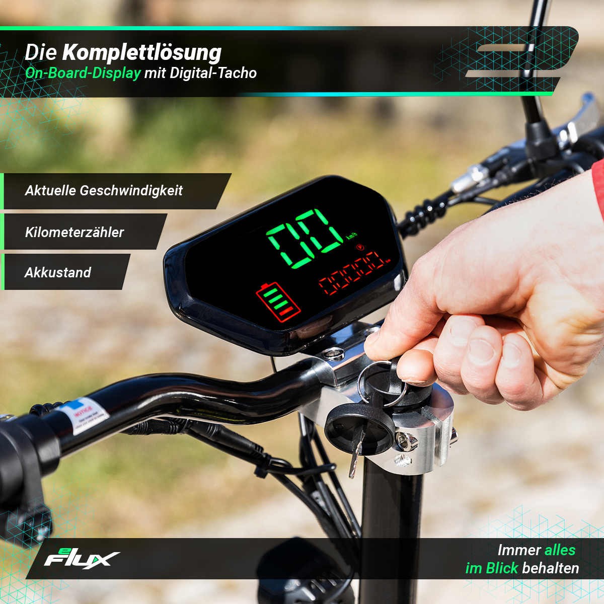 Die Hand einer Person dreht den Schlüssel am digitalen Display eines Rollers, das Geschwindigkeit und Batterie anzeigt.