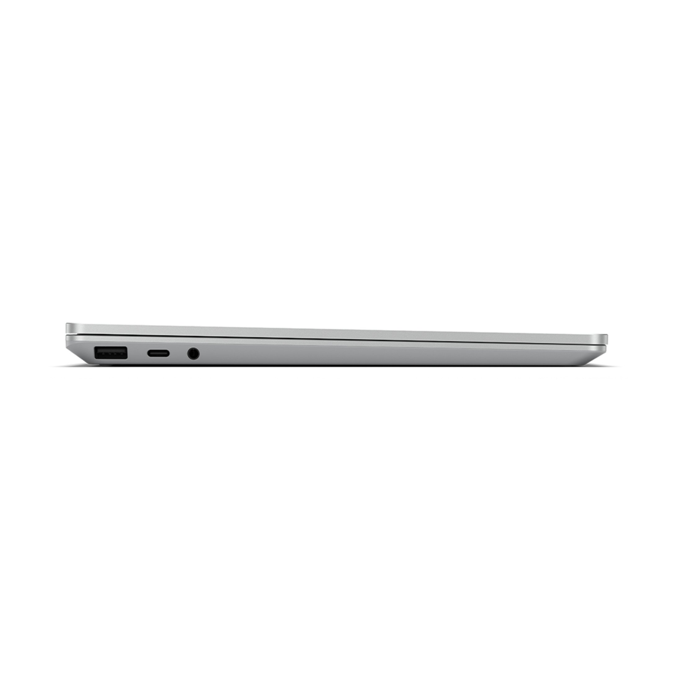 Seitenansicht eines geschlossenen, silbernen Laptops mit sichtbaren Anschlüssen. Weißer Hintergrund.