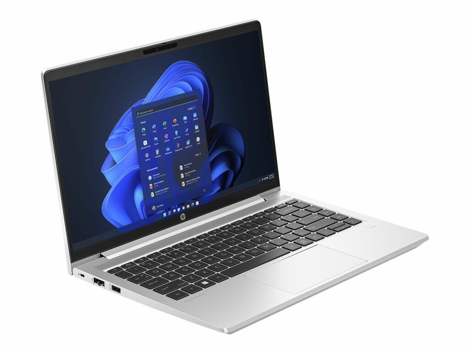 Un portátil plateado con teclado negro y pantalla abierta mostrando una interfaz de Windows 11.