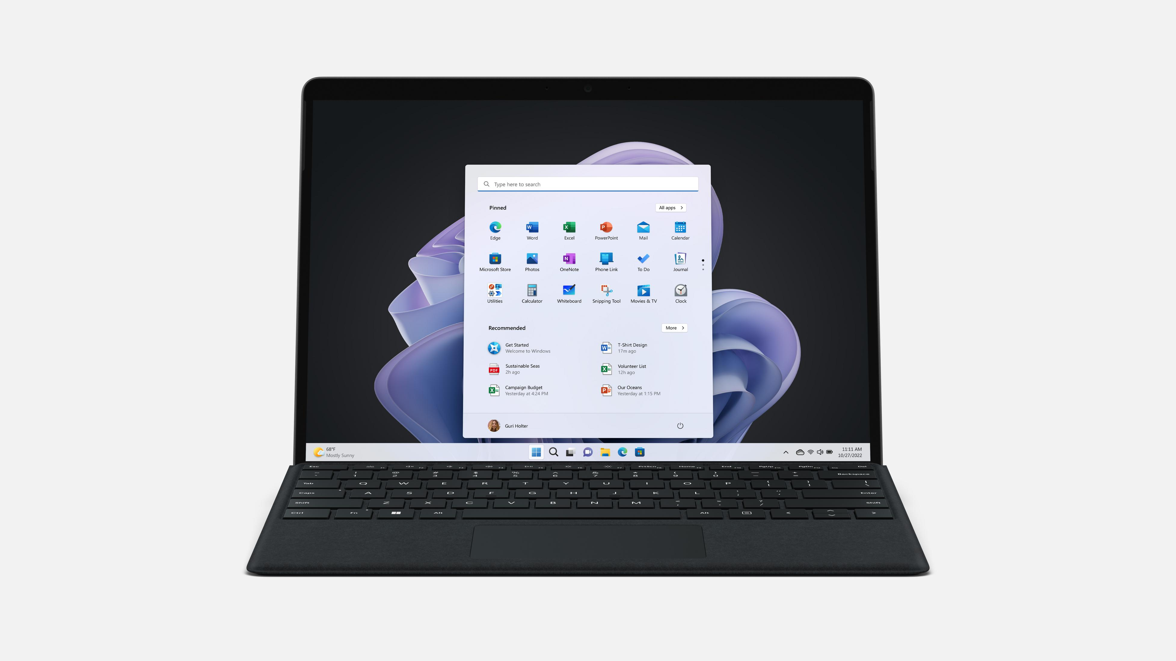 Ein Laptop mit geöffneter Windows 11-Oberfläche. Es befindet sich auf weißem Hintergrund.