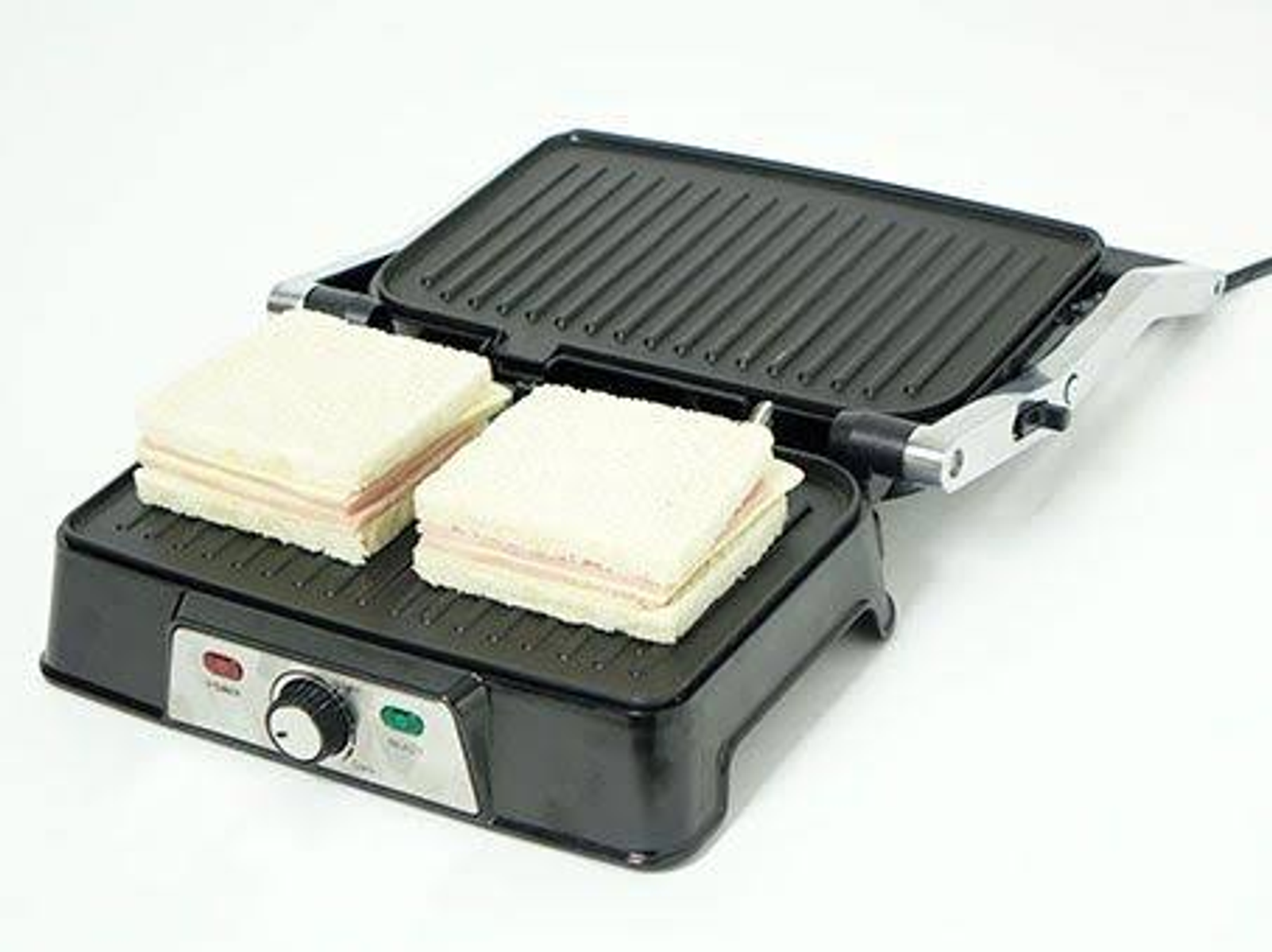 Parrilla con dos sándwiches. Los sándwiches tienen pan blanco y jamón. La parrilla es negra con un botón de control.