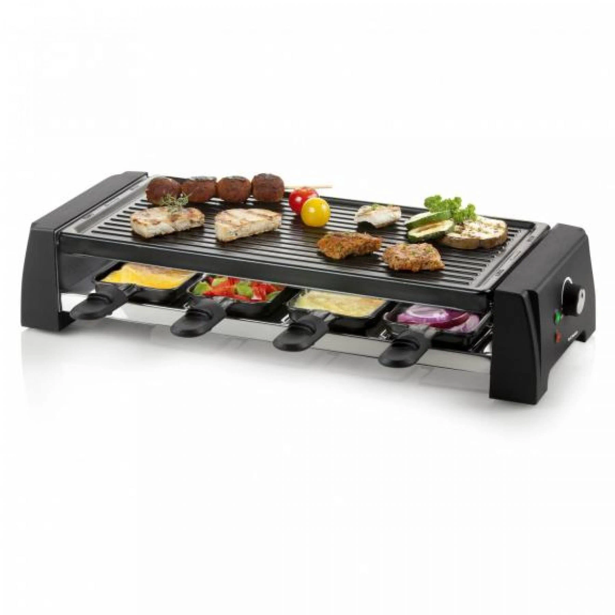 Una parrilla raclette negra con varios alimentos cocinándose arriba y en bandejas abajo.