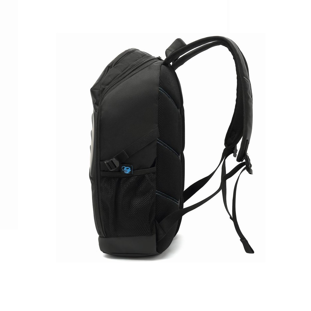 Mochila negra, vista lateral, sobre fondo blanco. Detalles incluyen bolsillo de malla y correas.