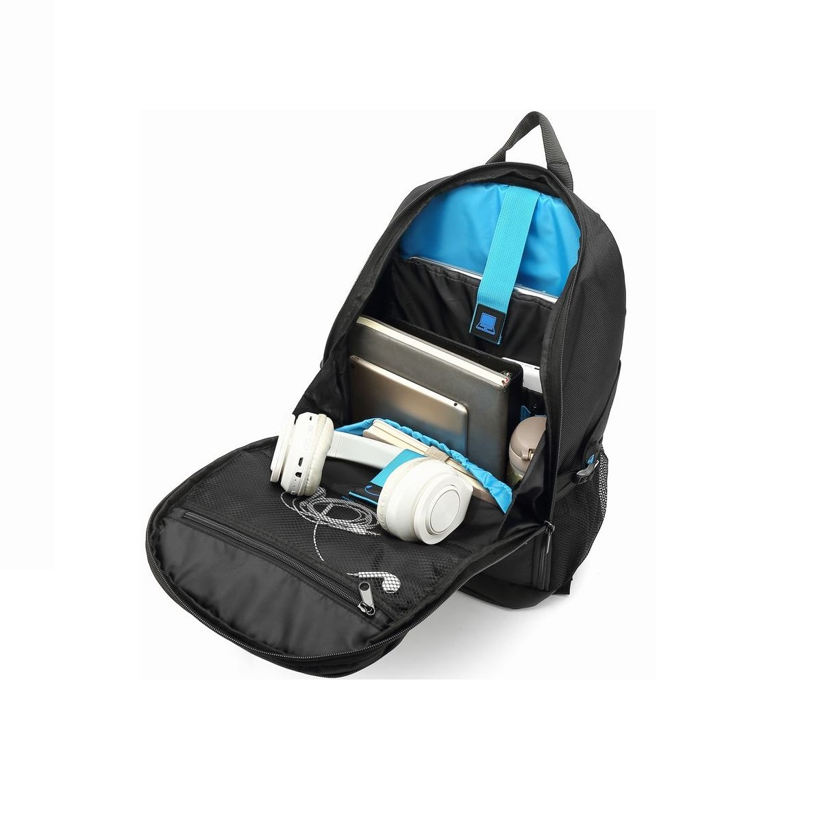 Mochila negra, abierta, que revela auriculares, tabletas y otros artículos. Fondo blanco.