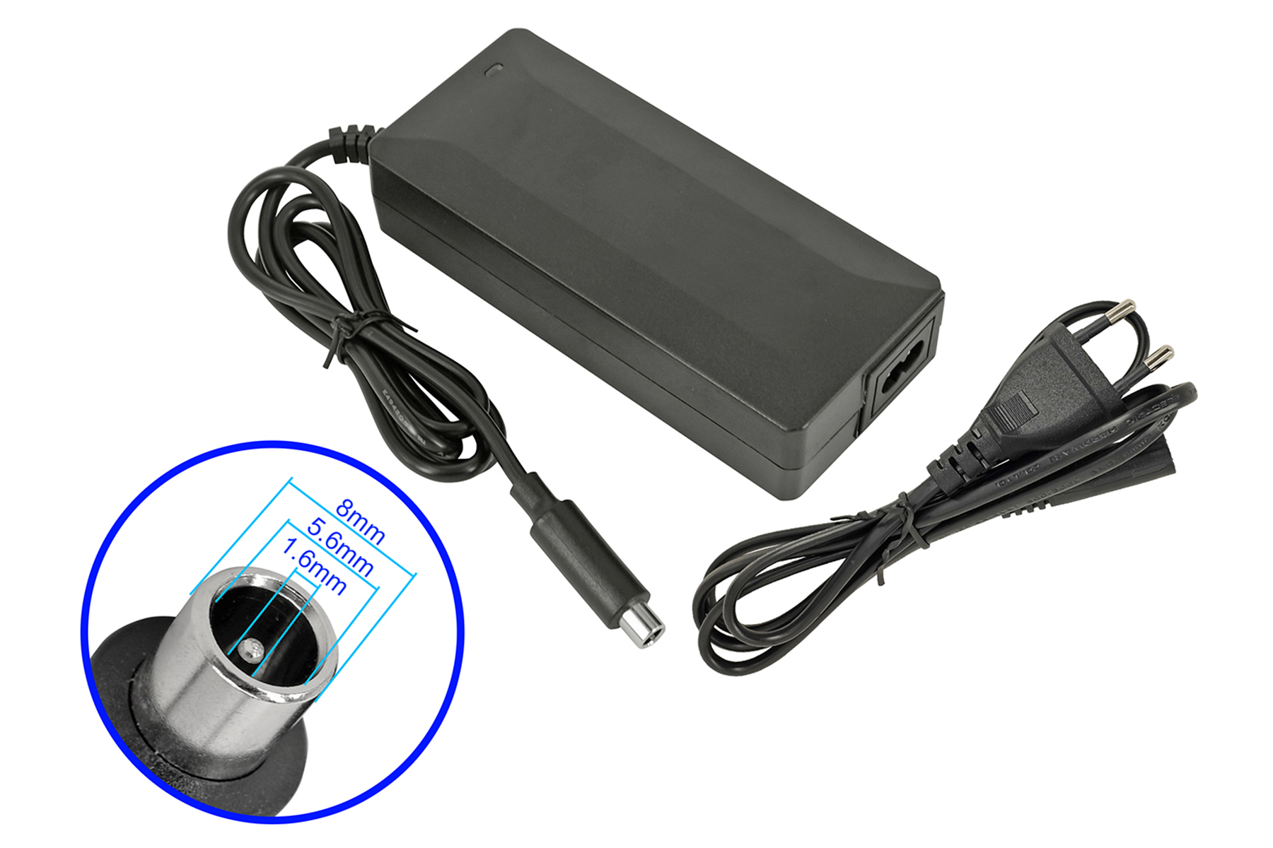 Schwarzes Netzteil mit rundem Stecker und schwarzem Kabel. Steckerdetails sind dargestellt.