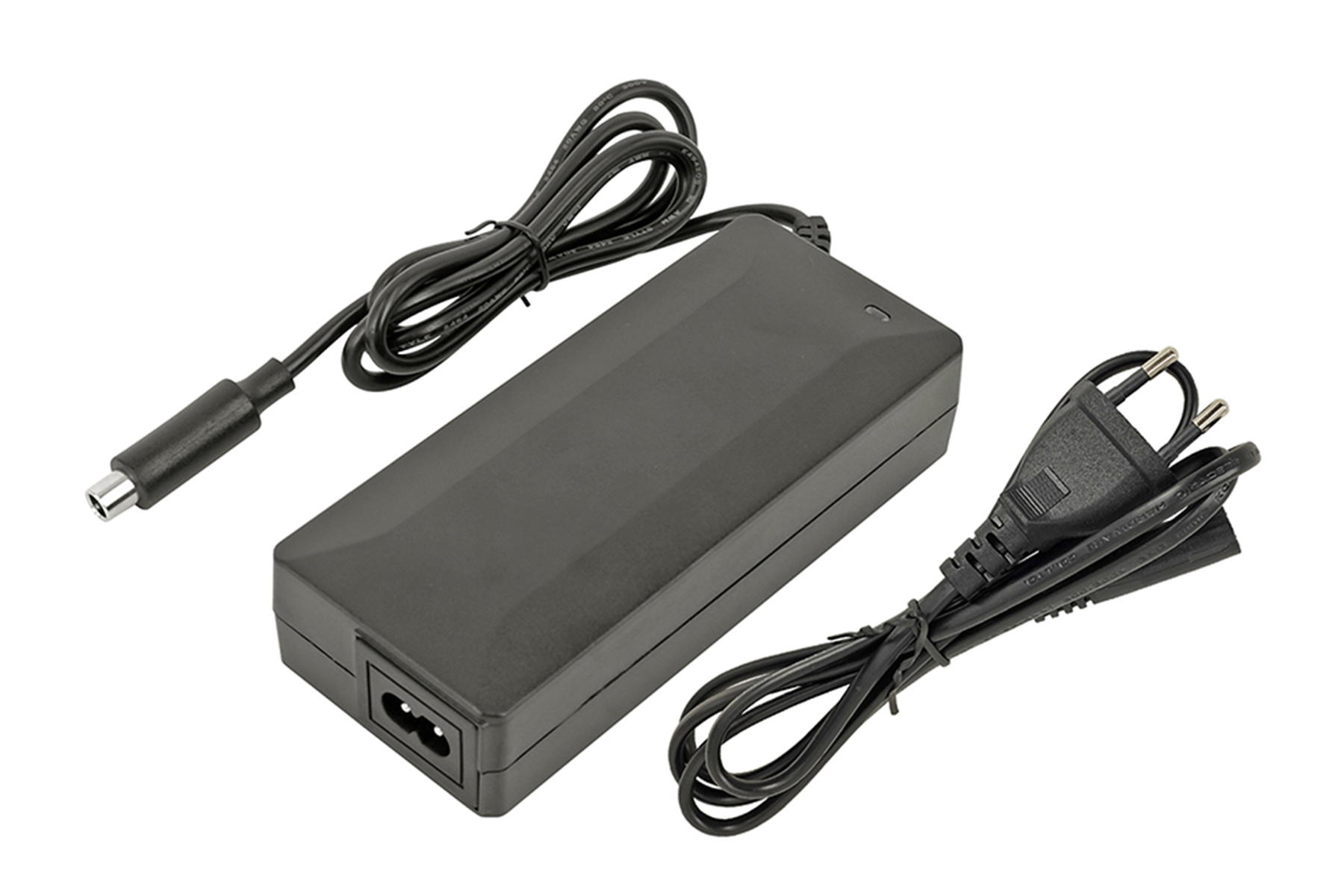 Ein schwarzer Netzadapter mit zwei Kabeln, eines für die Steckdose und eines für das Gerät.