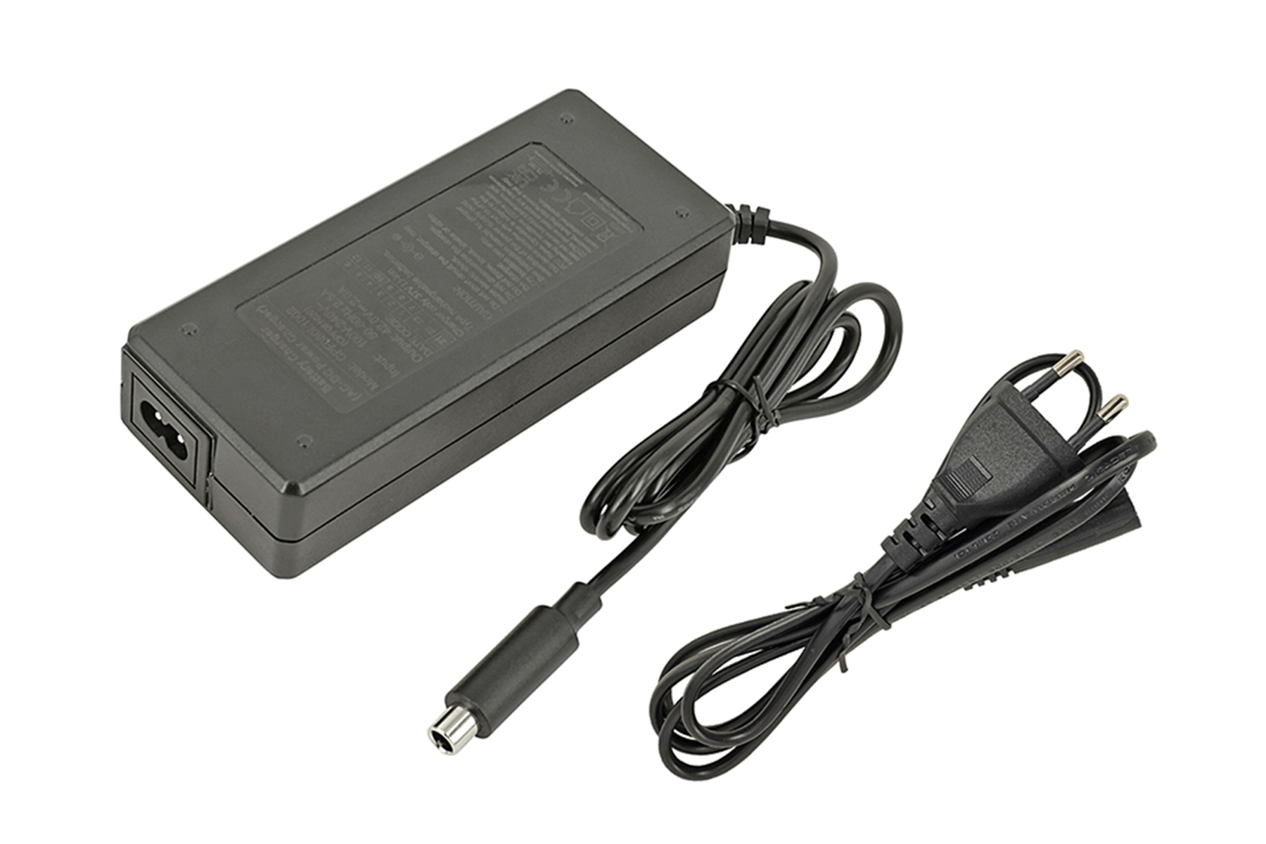 Schwarzer Netzadapter mit Kabel und Stecker, weißer Hintergrund.