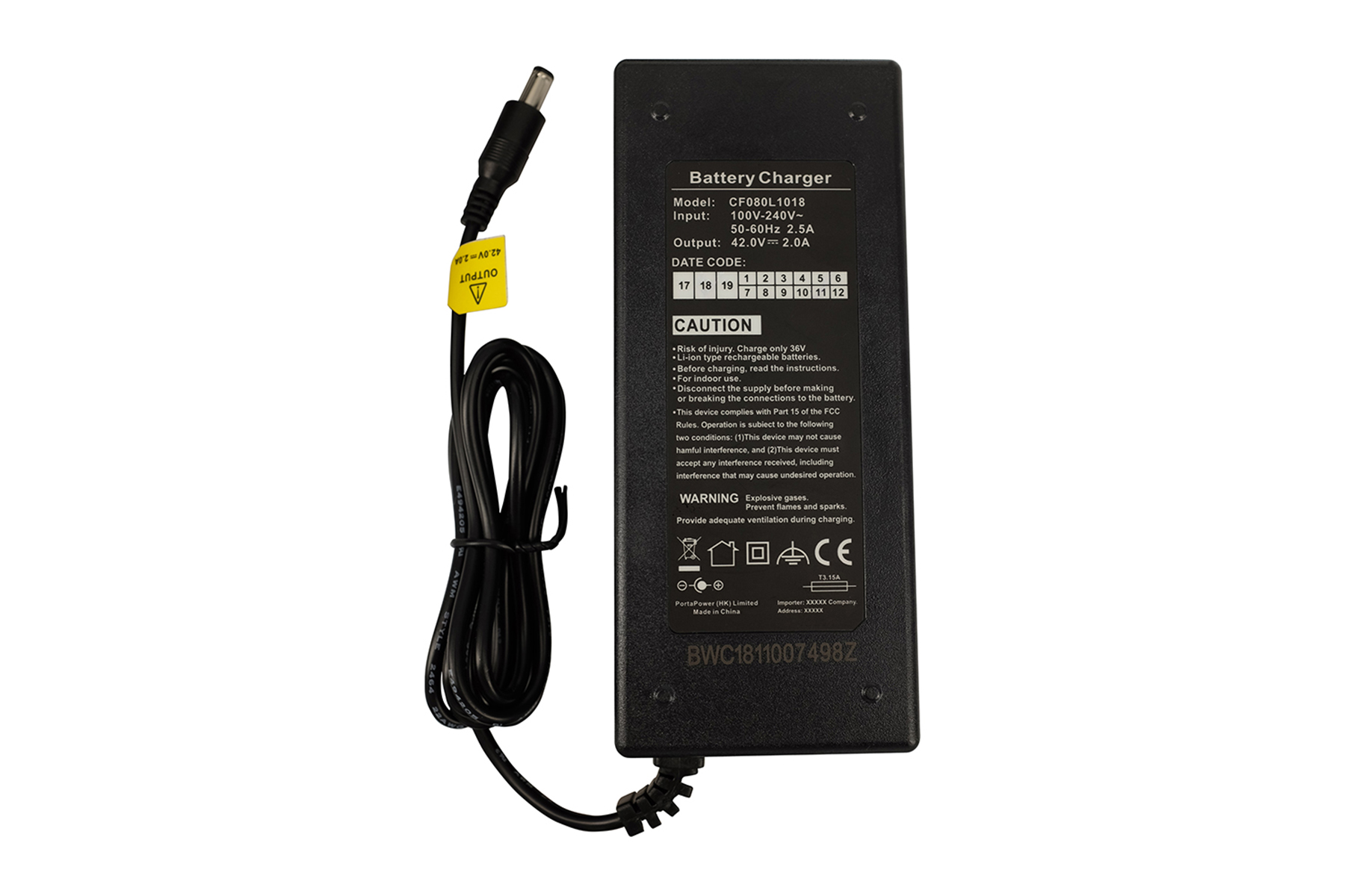 Schwarzes Batterieladegerät mit Kabel und Text, isoliert auf Weiß.