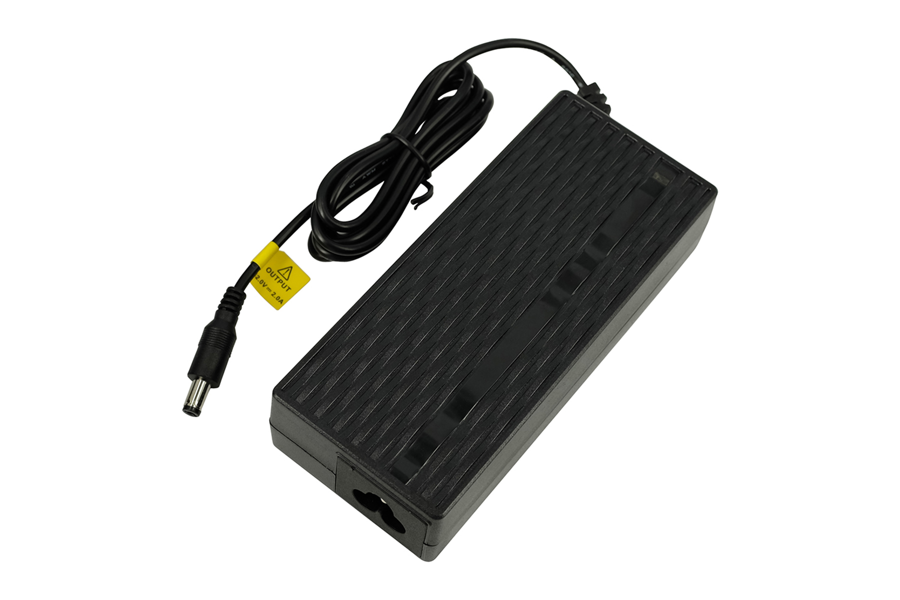Schwarzer Netzadapter mit Kabel und gelbem Ausgangsetikett.
