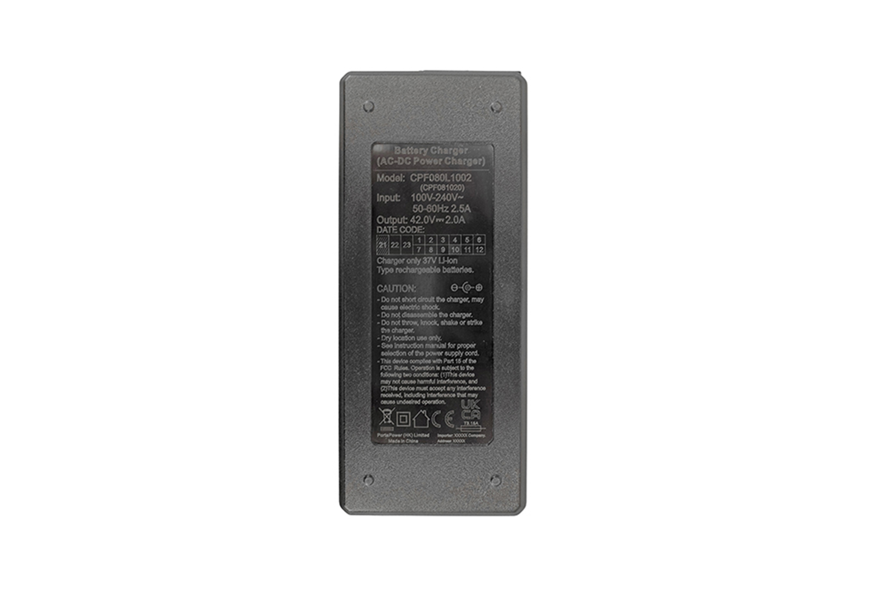 Graues Batterieladegerät mit Text und Zahlen auf weißem Hintergrund. Technische Details sichtbar.