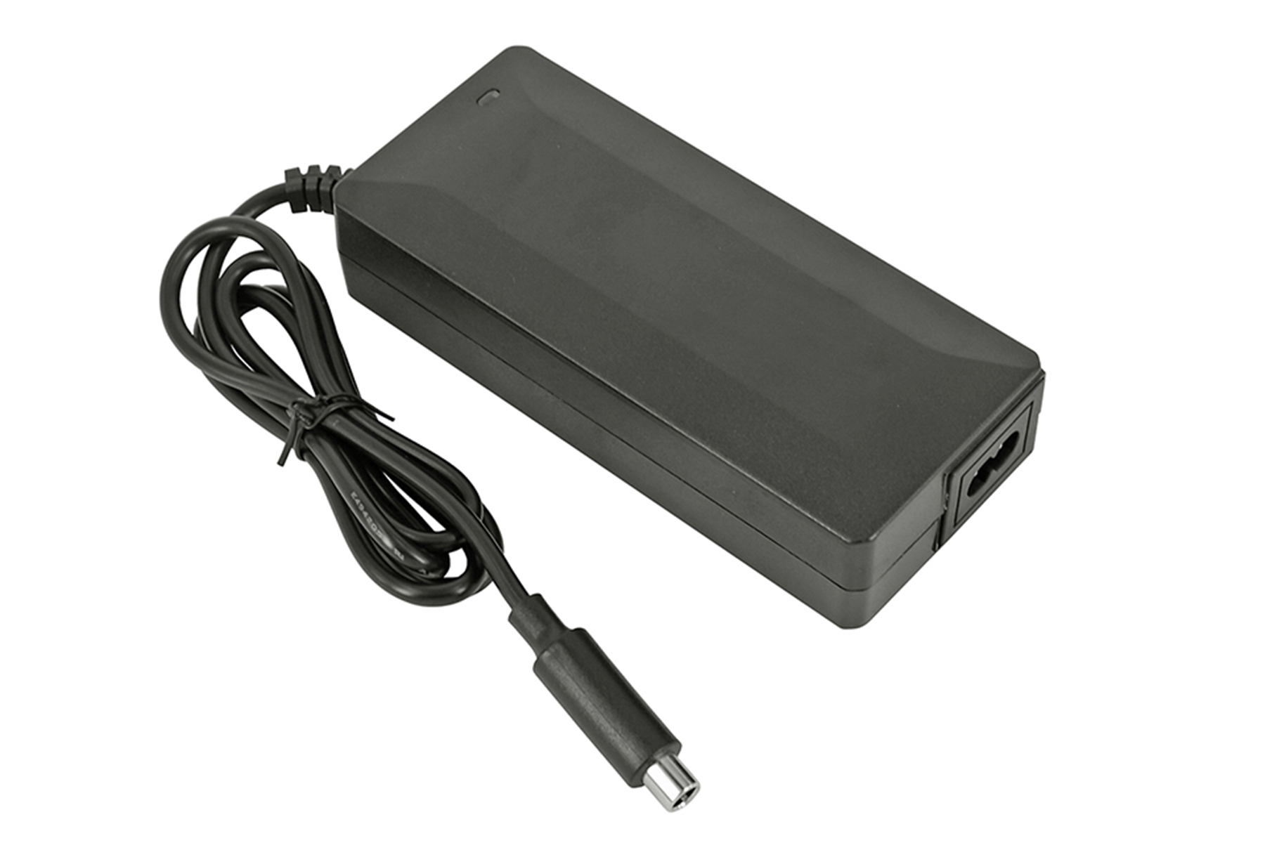 Schwarzer rechteckiger Netzadapter mit Kabel und Stecker, weißer Hintergrund.