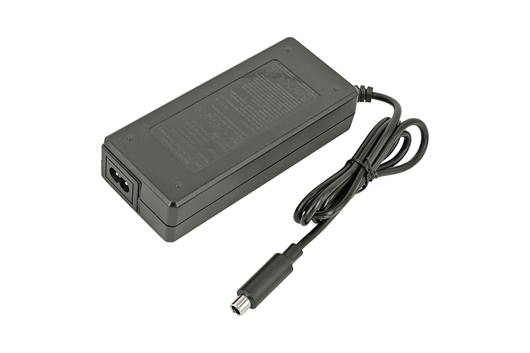 Schwarzer Netzadapter mit schwarzem Kabel und Stecker auf weißem Hintergrund.