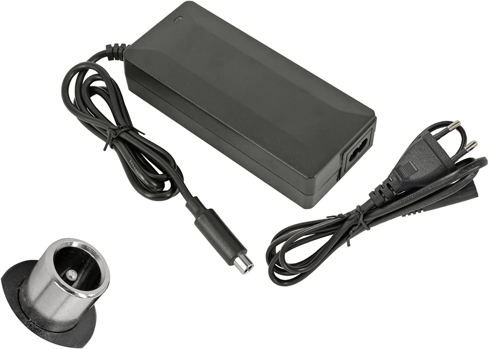 Schwarzes Ladegerät mit Kabel und separatem Ladeanschluss. Alles auf weißem Hintergrund.