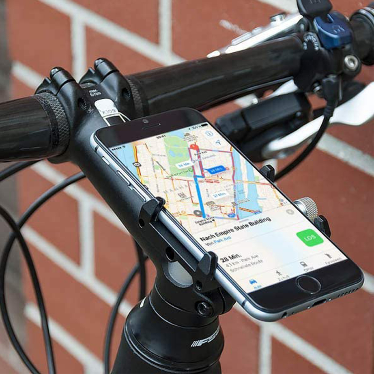 Smartphone an Fahrradlenker montiert, Navigations-App mit Karte wird angezeigt.