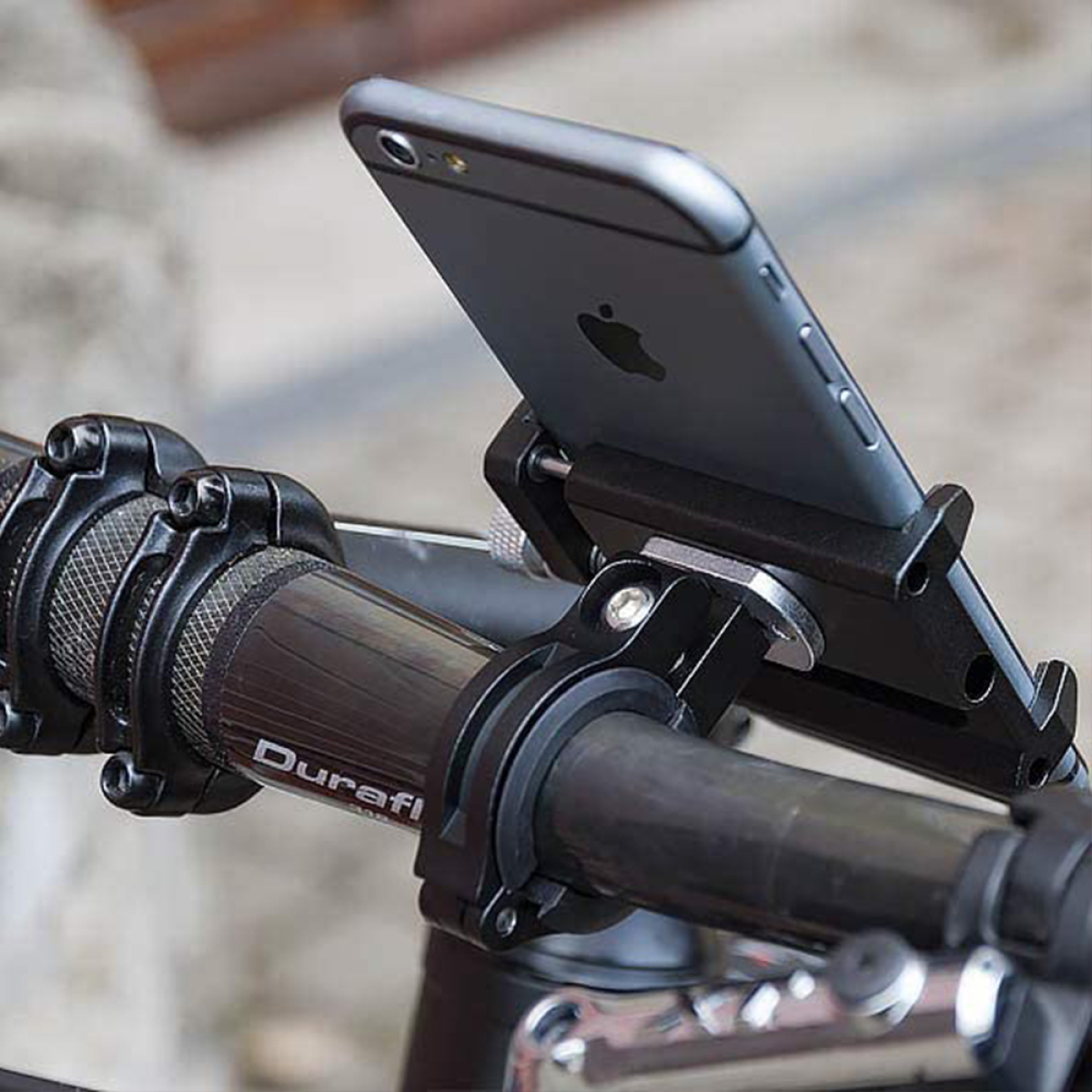 Smartphone an Fahrradlenker montiert. Schwarzes Telefon und Halterung. Marke Duraflx.