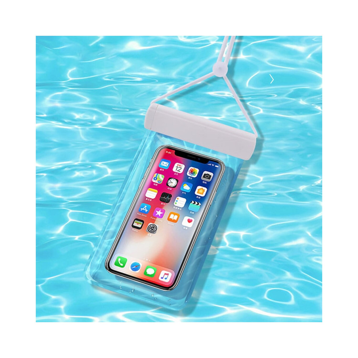 Smartphone in wasserdichter Hülle, die in blauem Wasser schwimmt.