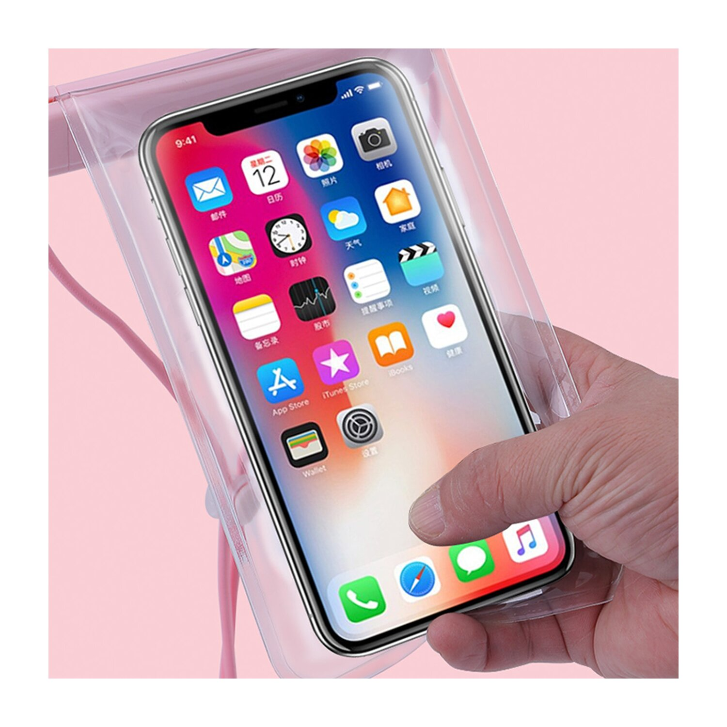 Eine Hand, die ein Telefon in einer transparenten, wasserdichten Tasche hält.