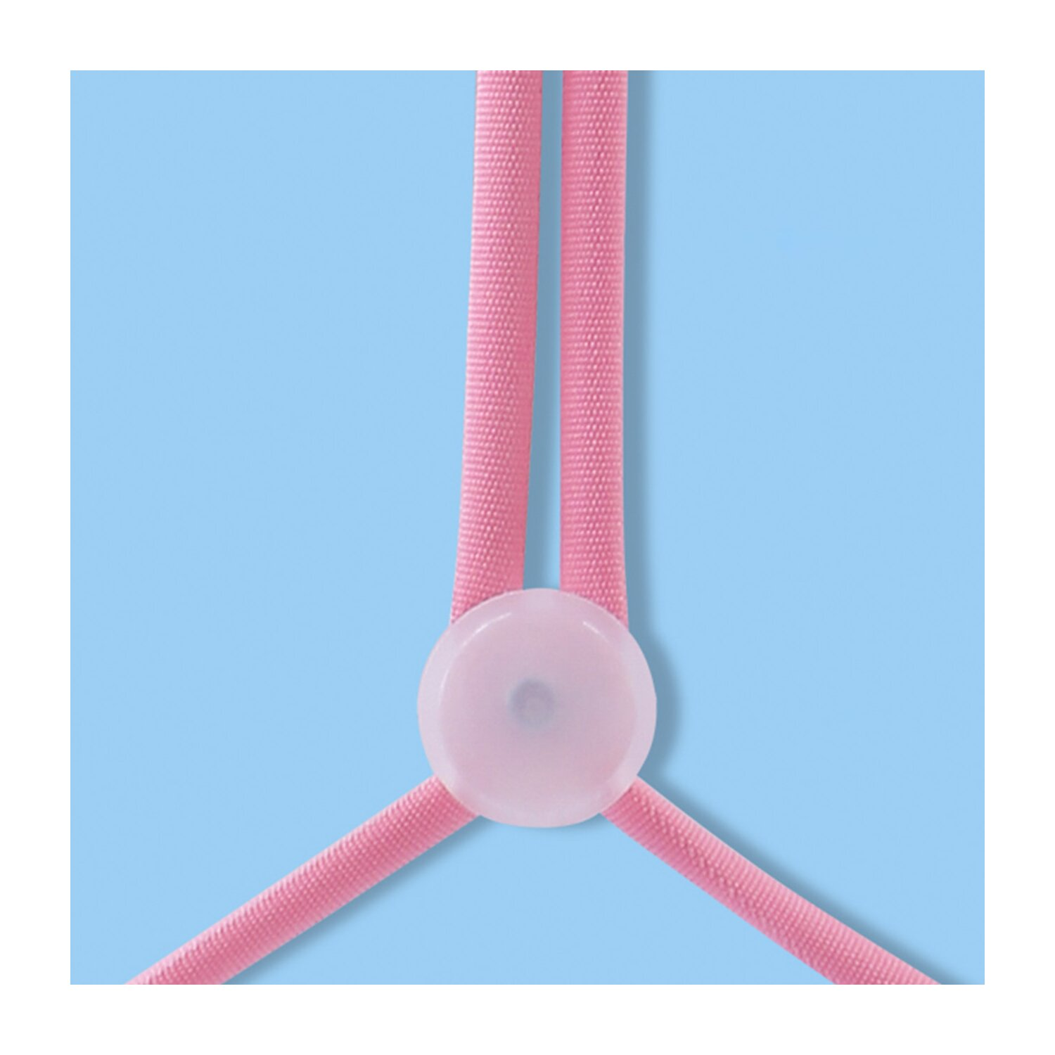 Nahaufnahme einer rosa elastischen Kordel mit einem weißen Kunststoffversteller. Hellblauer Hintergrund.