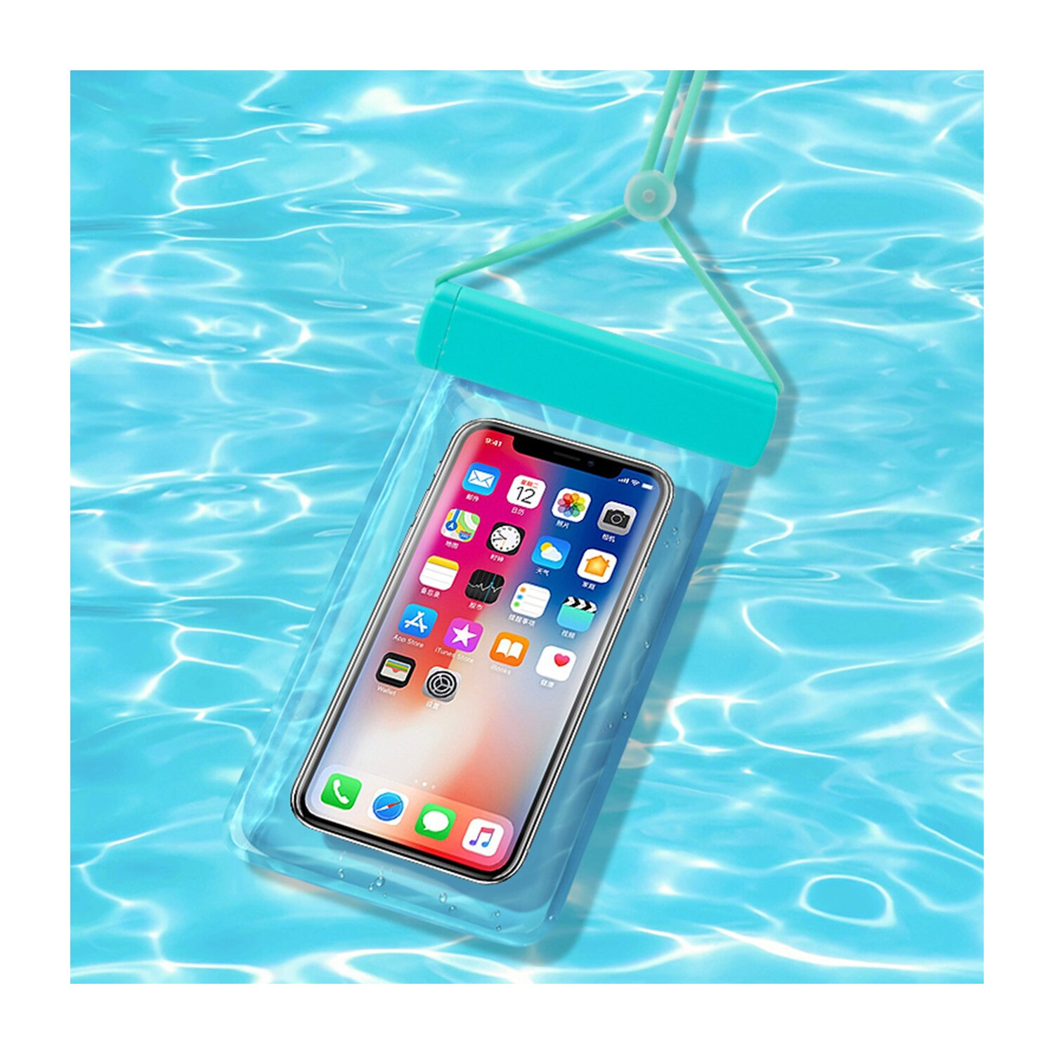 Ein Telefon in einer wasserdichten Tasche, das im Wasser schwimmt.