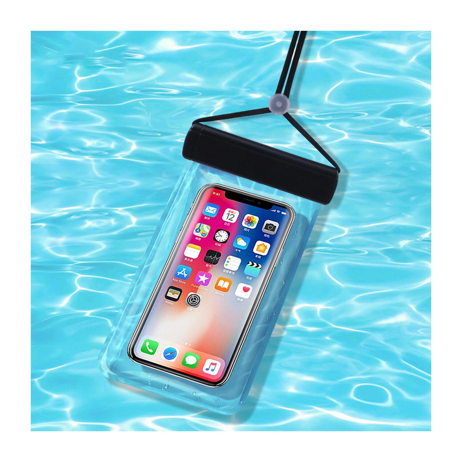 Smartphone in einem wasserdichten Beutel, der in blauem Wasser schwimmt.