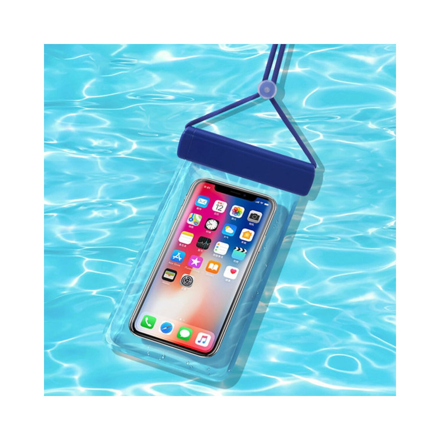 Smartphone in einer transparenten wasserdichten Tasche in blauem Wasser.