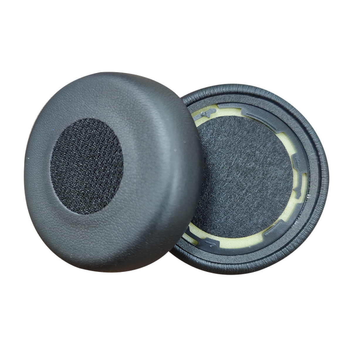 Dwie czarne nauszniki na białym tle. Jeden pokazuje wnętrze.