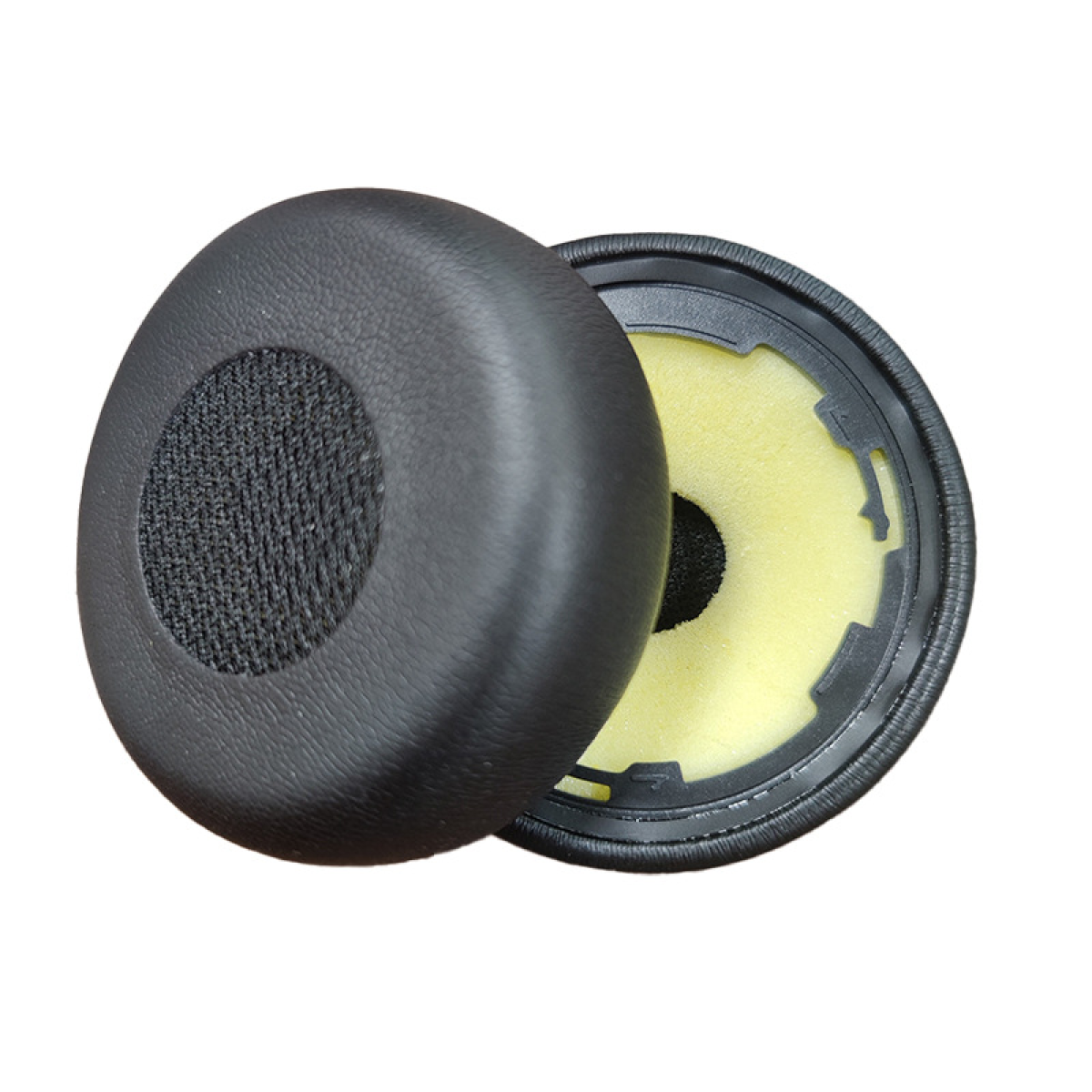 Dwie czarne nauszniki do słuchawek, jedna z siatkową osłoną, a druga z żółtą pianką.