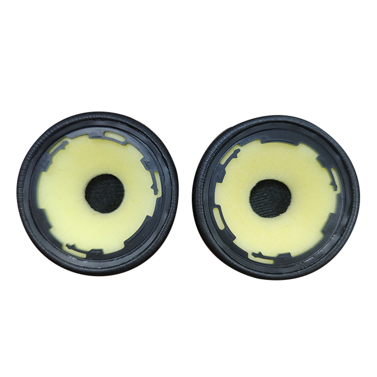 Dwie nauszniki słuchawek z żółtymi piankowymi środkami i czarnymi plastikowymi ramkami, na białym tle.