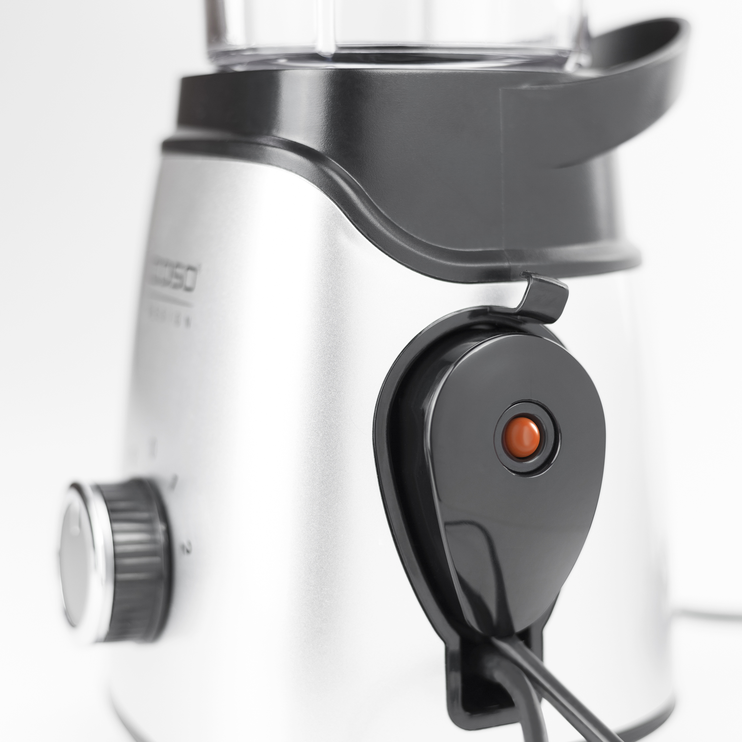 Nahaufnahme eines silber-schwarzen Mixers mit roter Taste und schwarzem Kabel. Weißer Hintergrund.
