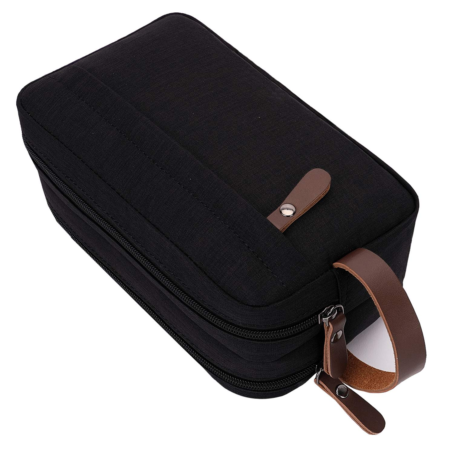 Un sac de voyage noir avec une poignée en cuir et une tirette de fermeture éclair. Il est rectangulaire.