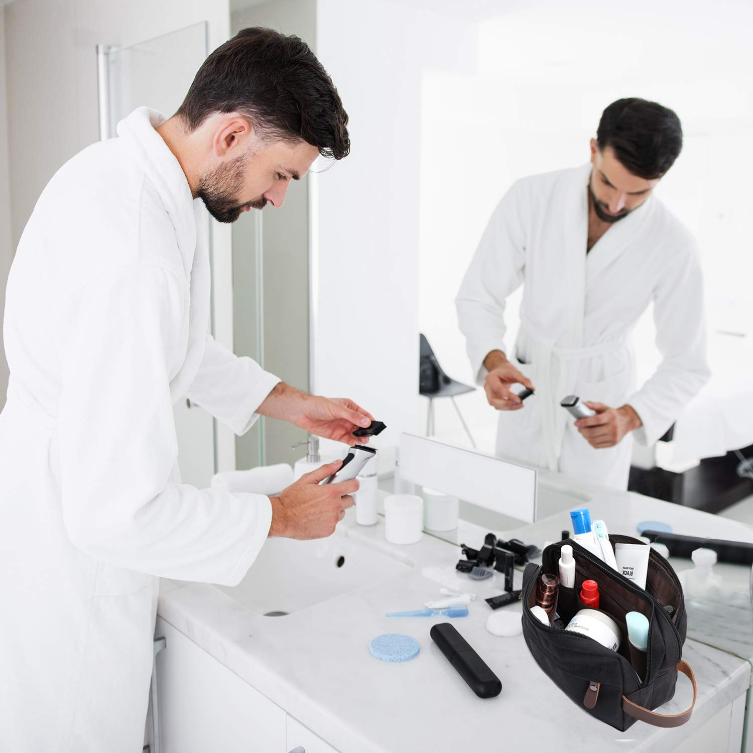 Homme en peignoir blanc utilisant un rasoir devant un miroir. Sac noir.