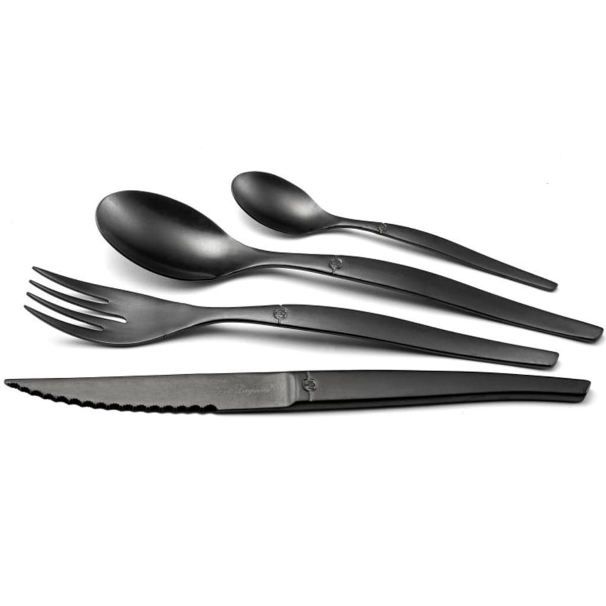 Vier schwarze Utensilien auf einer weißen Oberfläche. Eine Gabel, ein Messer und zwei Löffel.