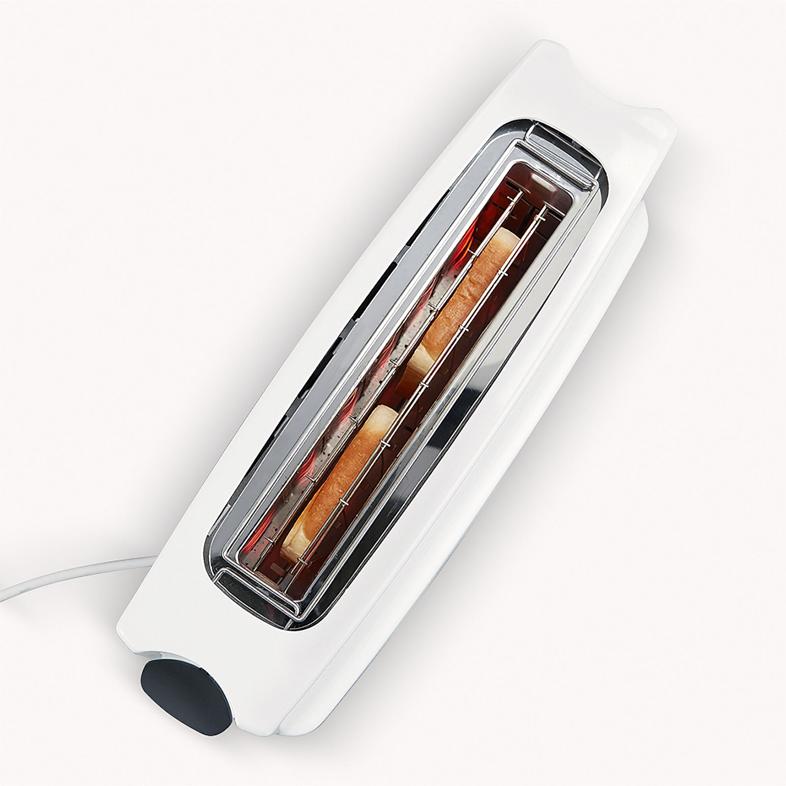 Biały toster z dwoma kromkami tostów w środku. Jest to widok z góry.